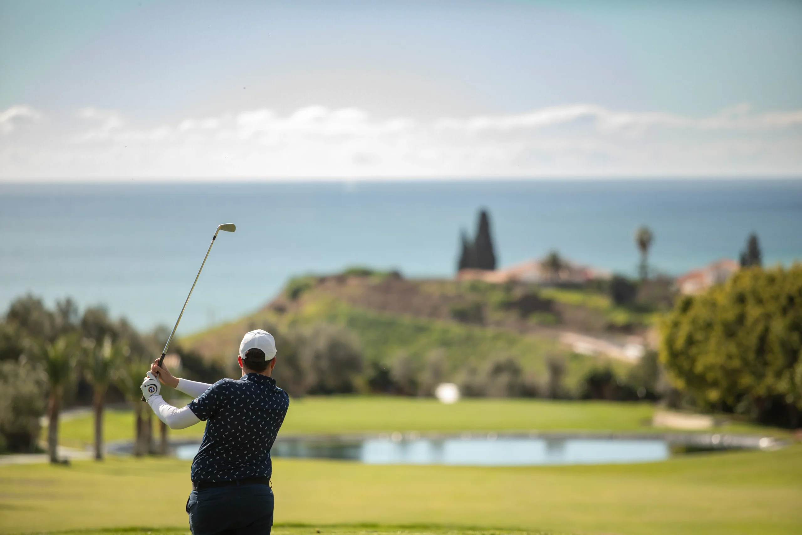 Proyecto de branding para Baviera Golf. Conoce cómo su nueva identidad visual, logotipo y estrategia de marca refuerzan su posicionamiento como un campo de golf exclusivo. Baviera Golf 2
