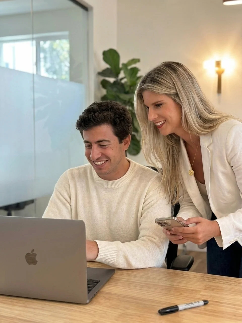 Ignacio Navarro y Beatriz Ortega, equipo de marketing digital de Hola in Company, revisando gráficas de crecimiento SEO