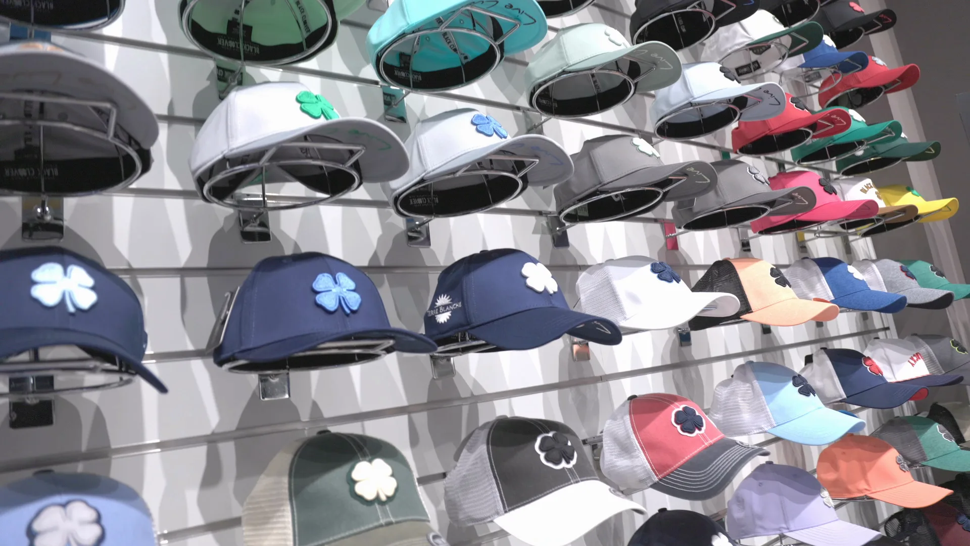 Showroom de Holiday Golf en Marbella, cliente de Hola in Company