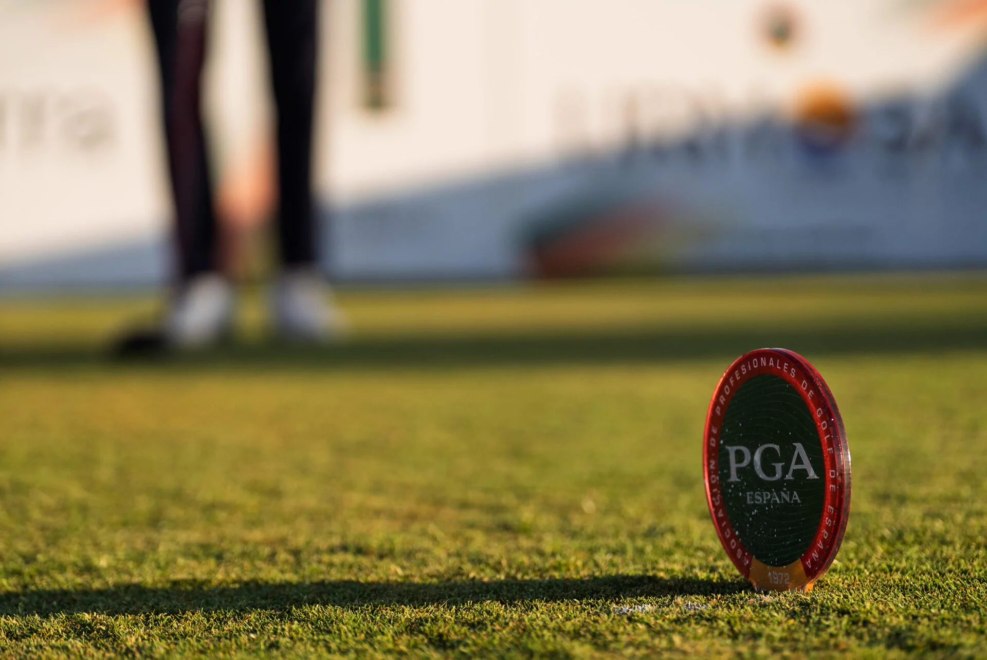 Marca del tee de la PGA de España al atardecer: marketing de golf que se nota