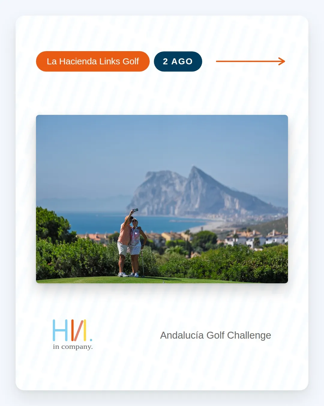 Pareja de jugadores fotografiándose con el Peñón de Gibraltar al fondo, en el Andalucía Golf Challenge